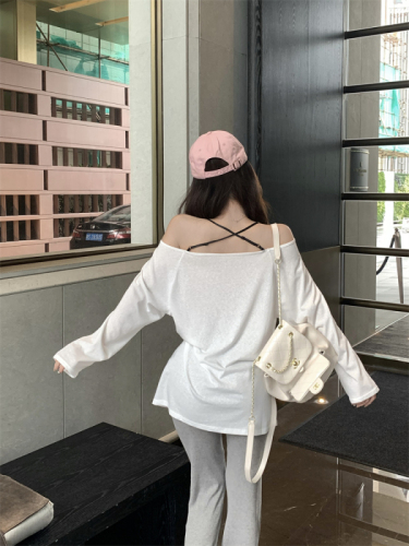 Real shot of white one-shoulder printed T-shirt for women, summer thin sun protection blouse, loose, lazy style, long sleeves