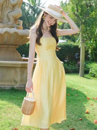 法式露背性感黄色吊带连衣裙2024夏季新款腰节打条收腰长裙子