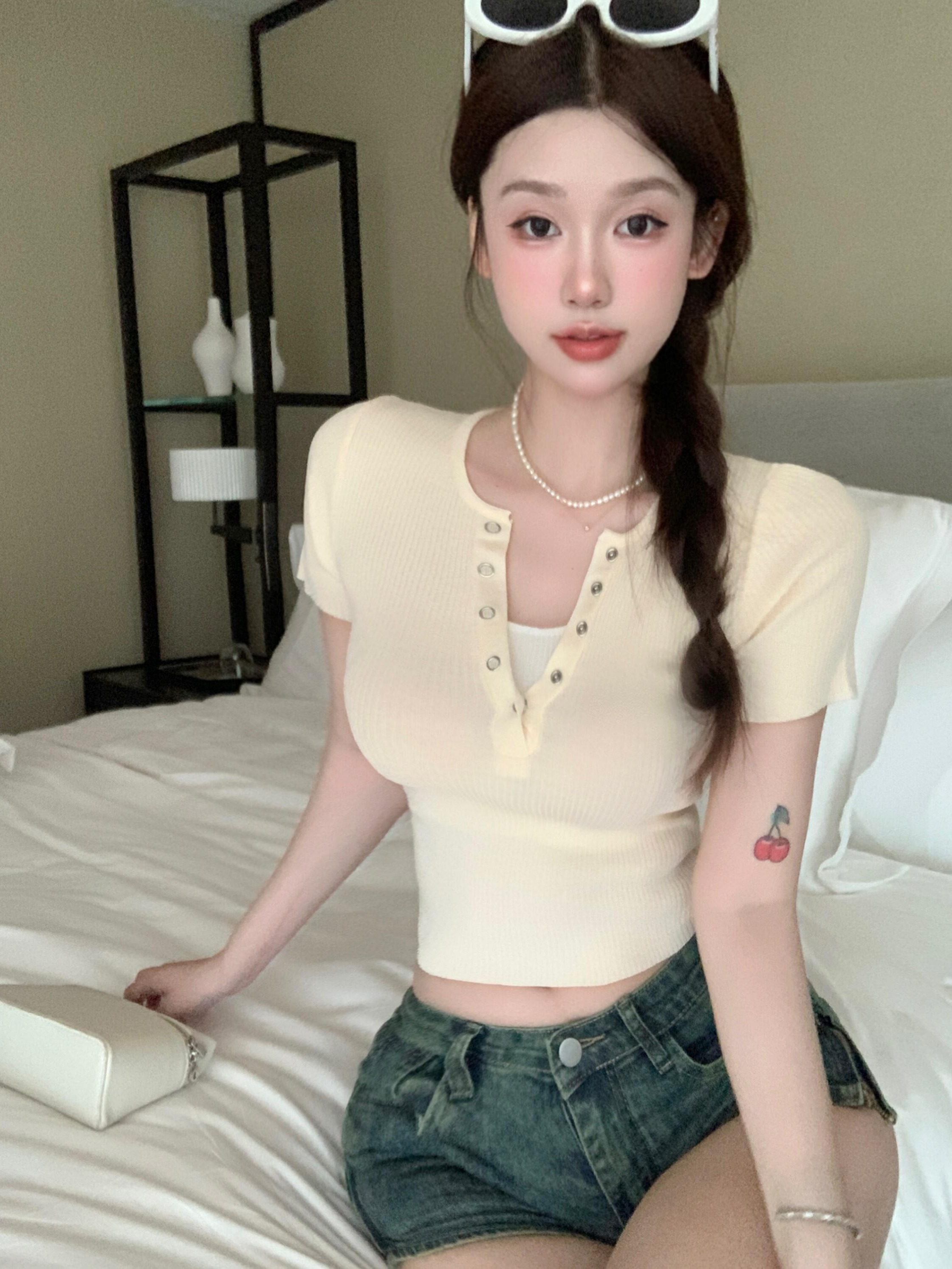 Actual shot of new summer pure desire contrasting color V-neck fake two-piece slimming short top for women