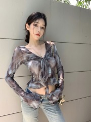 Real shot of V-neck twist tie-dyed mesh long-sleeved T-shirt design with niche waist pinching and slim fit hot girl top