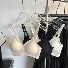 Photographed plus-size seamless underwear, shaping thin cup bra without underwire, anti-sagging, summer ice silk, skin-friendly, invisible nude feel