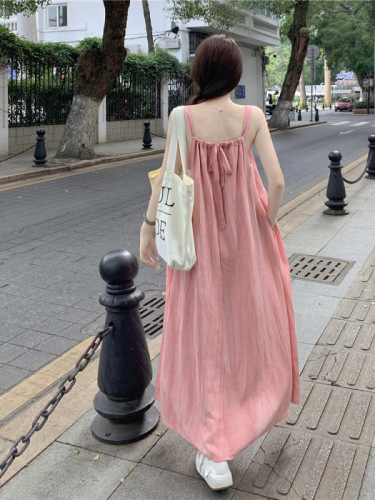 度假风粉色吊带连衣裙女2024年夏季宽松休闲显瘦A字裙中长裙子