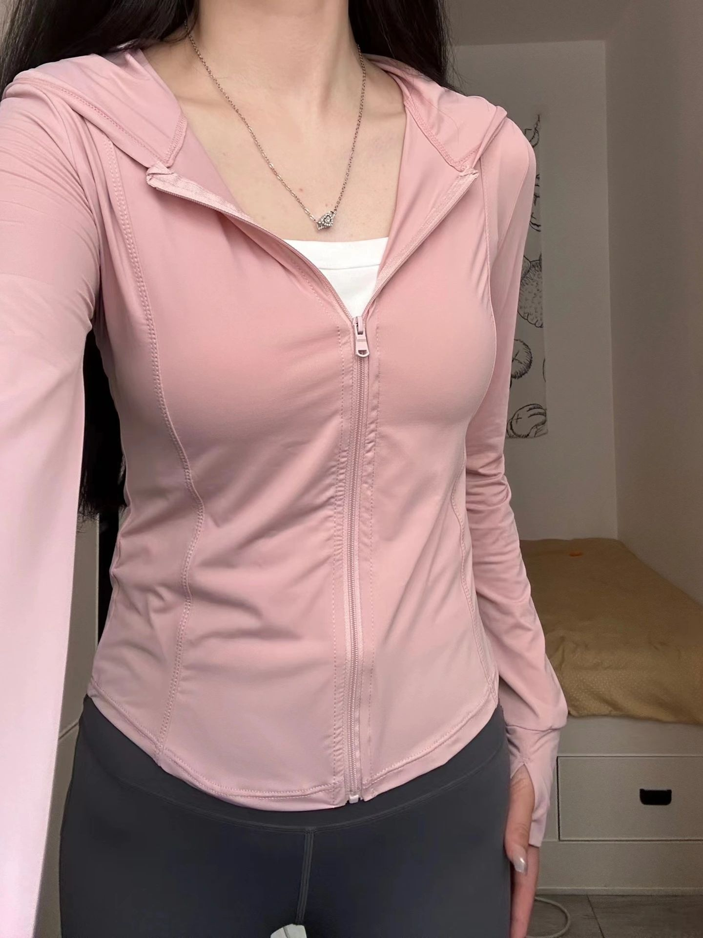 2024 new summer sun protection shirt for women, anti-UV breathable ice silk long-sleeved slimming short coat, versatile