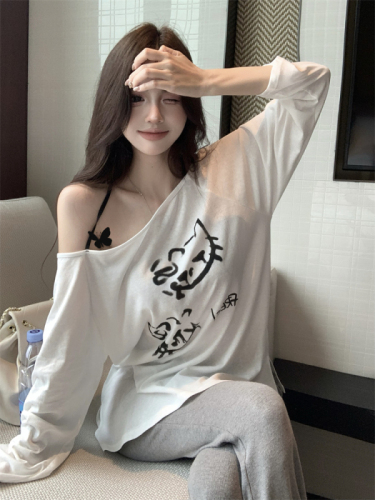 Real shot of white one-shoulder printed T-shirt for women, summer thin sun protection blouse, loose, lazy style, long sleeves