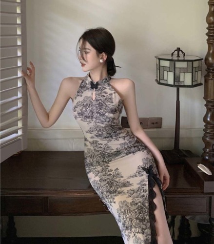设计感新中式改良旗袍年轻款高端气质水墨画国风挂脖连衣裙女夏季