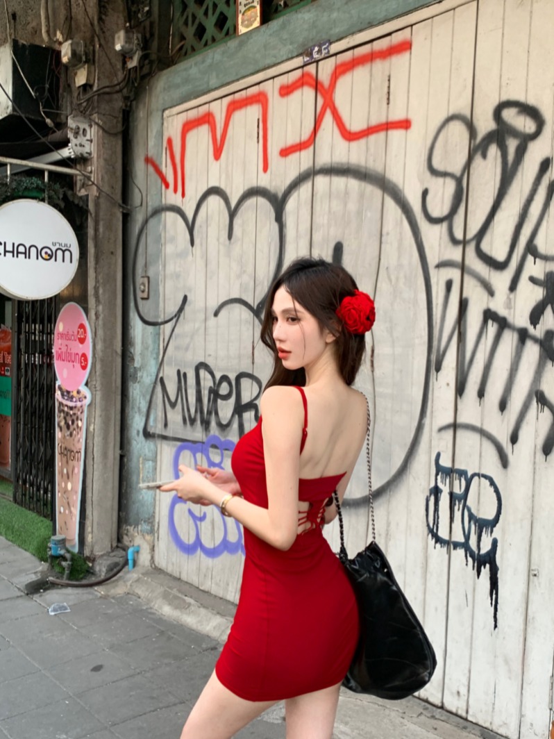 Real shot of a slim-fitting embroidered butterfly embroidered suspender dress with built-in breast pads