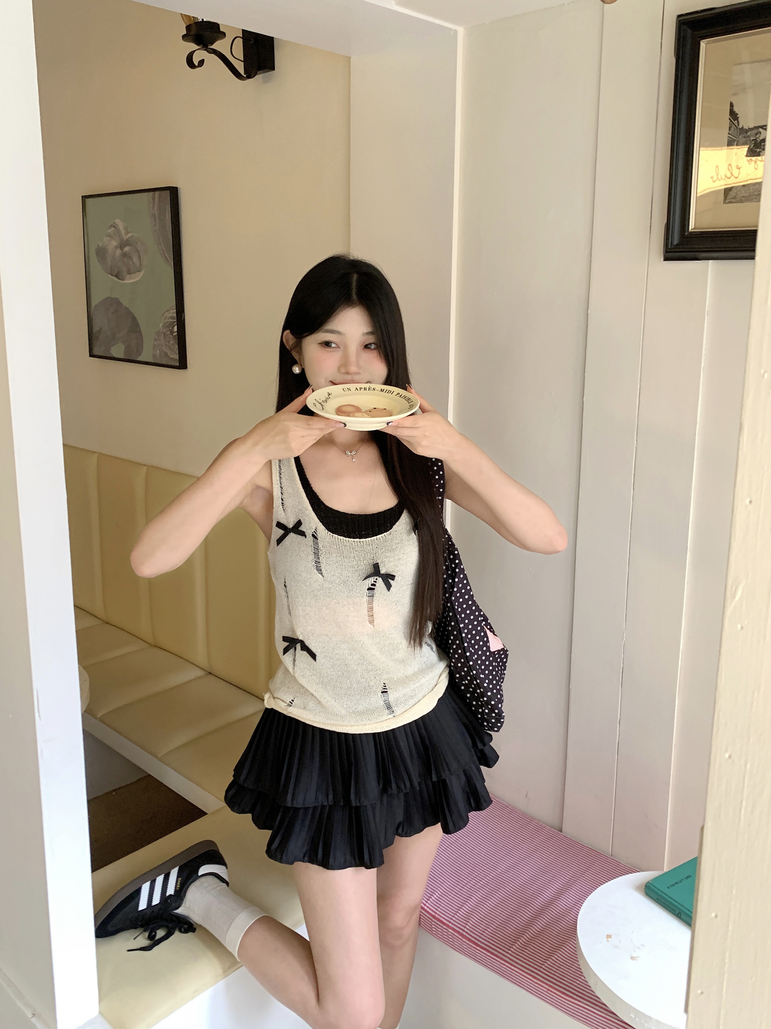 Real shot of fake two-piece contrasting bow vest women's summer hot girl niche curled hole knitted top