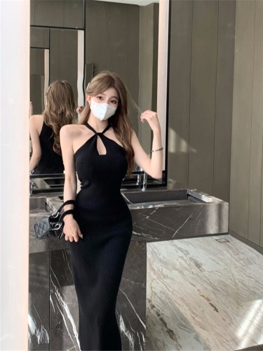 Actual shot of the new halter neck suspender style waist-cinching sexy off-the-shoulder long dress