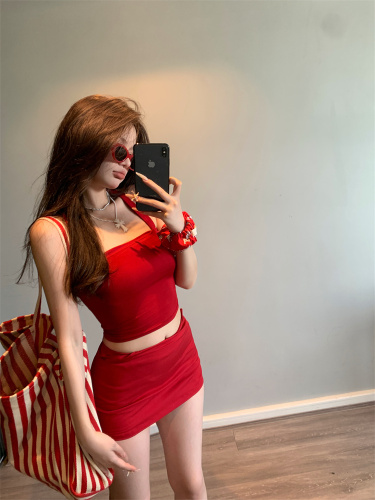 Actual shot of the new red halter-neck halter-neck strappy vest hot girl A-line skirt two-piece set