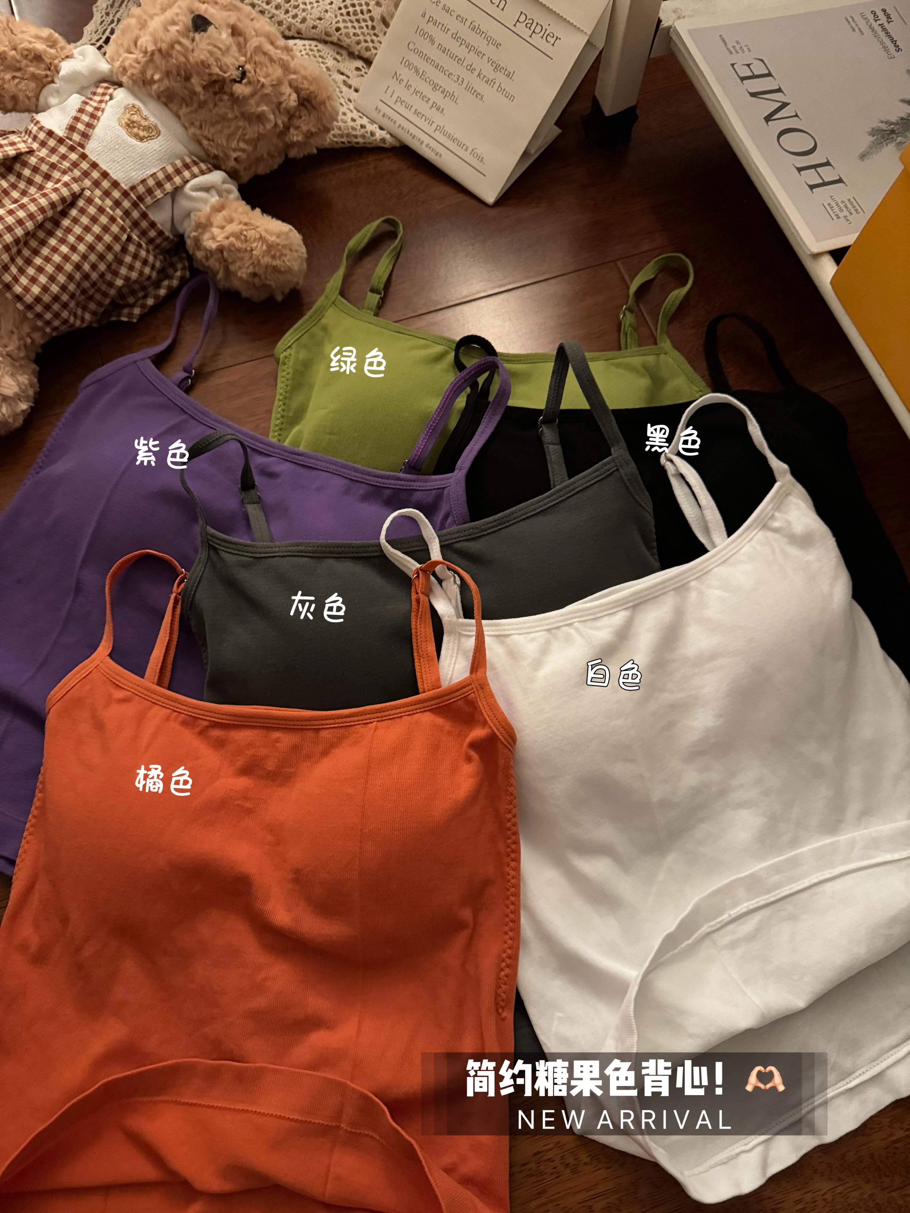 Real shot of hot girls wearing sexy underwear with breast pads and suspenders, wearing small vests without wearing bras and beautiful back tops