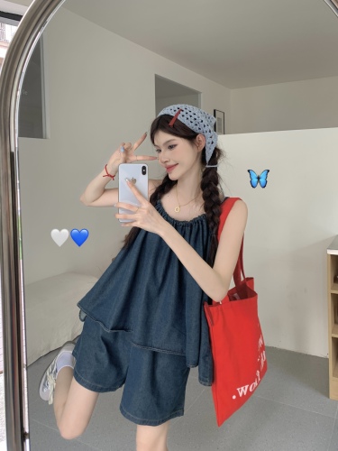 Real shot of retro denim fashion suit for women summer cool and comfortable casual suspender top and shorts two-piece set