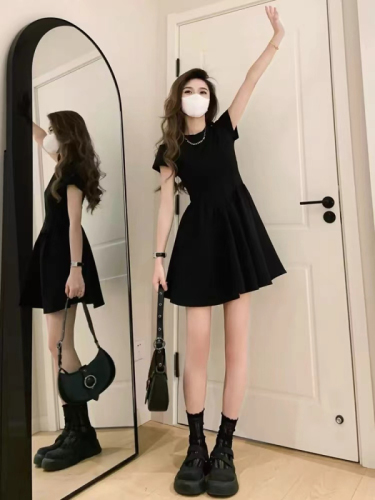 法式赫本风黑色高端气质连衣裙子女夏季2024年新款小个子显瘦短裙