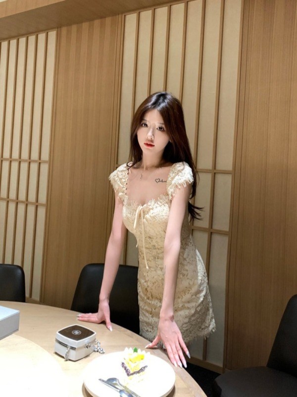 韓雨嘉黃色蕾絲連衣裙女夏季方領茶歇法式抹胸裙高級感氣質裙子