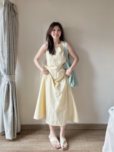 2024黄色无袖连衣裙女夏季设计感气质宽松收腰显瘦褶皱背心裙长裙