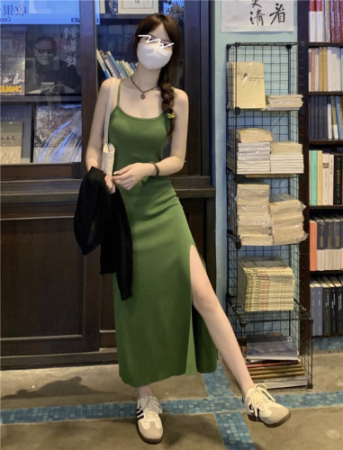 绿色针织吊带连衣裙女2024年新款内搭纯欲气质性感长裙收腰开叉裙
