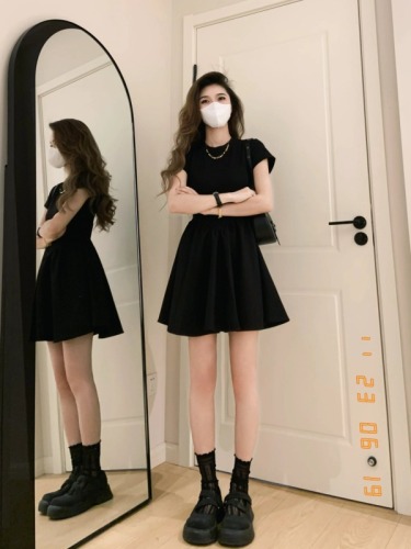 solo爆爆小黑裙女2024新款小个子连衣裙设计感显瘦茶歇法式短裙子