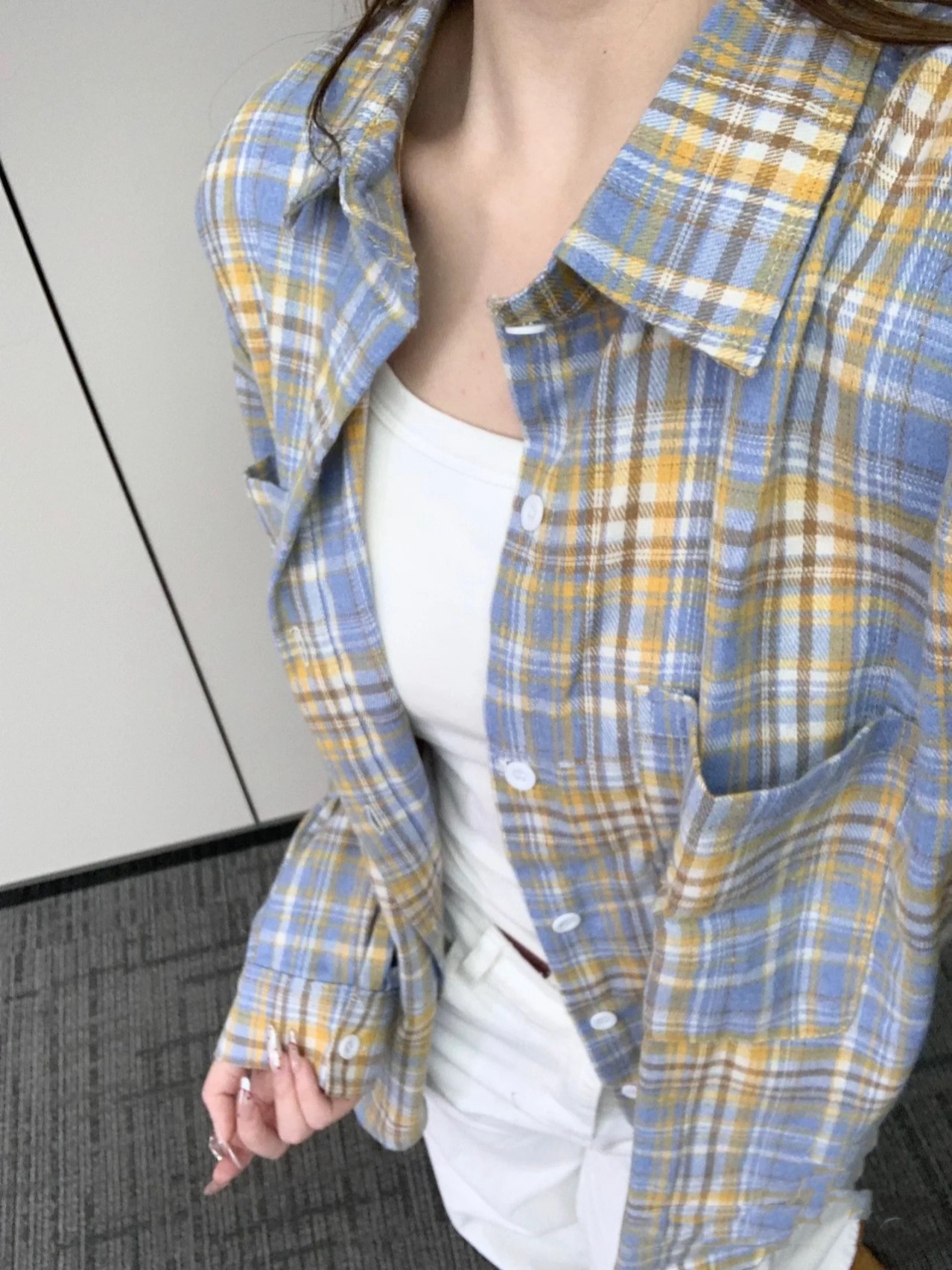 Two pockets, original Xiaohongshu method, buttons are white, velvety fabric.