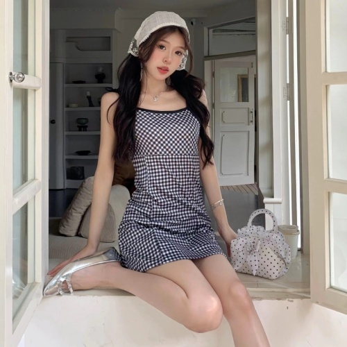 Sweet and cool red plaid dress for women in summer 2024 new design with lace-up waist and chic inner suspender skirt trendy