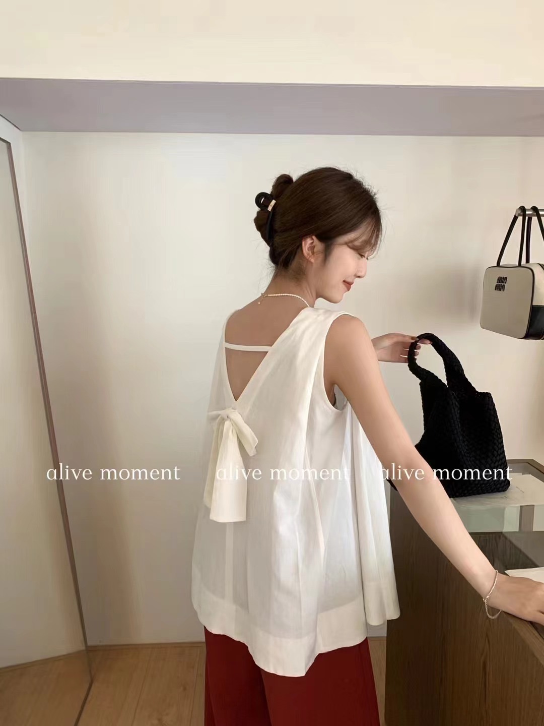 alive韓系無袖蝴蝶結V領露背上衣女夏季設計感洋氣減齡背心娃娃衫