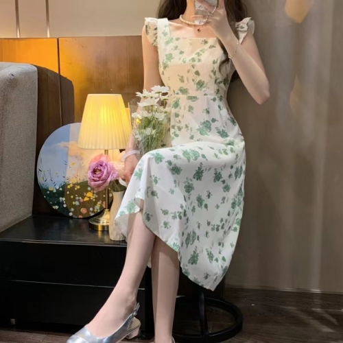 French tea break, fresh floral skirt, small flying sleeves, slim waist, sweet temperament, green suspender dress