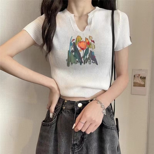 V-neck short-sleeved knitted t-shirt for women 2024 spring and summer new design Korean hot girl short top