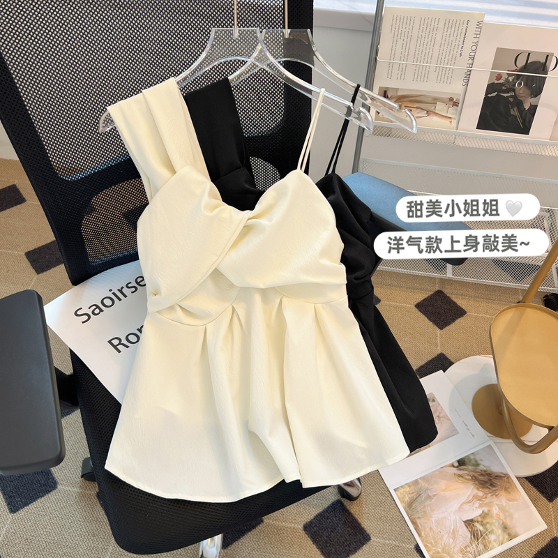 小心機扭結不規則斜肩設計感吊帶女夏小個子氣質露肩無袖短款上衣