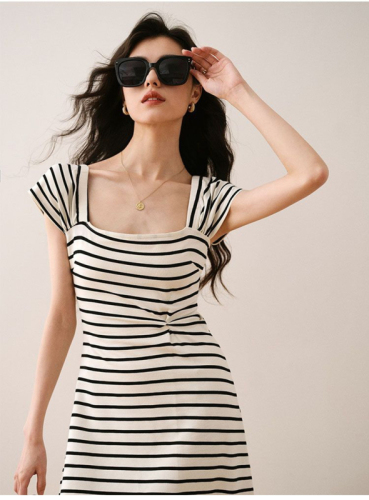 French high-end striped square-neck dress for women, summer seaside temperament, slimming and clavicle-exposed sleeveless A-line long dress