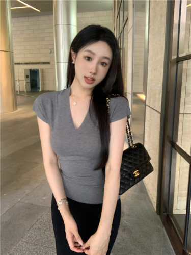 Pure desire to show off your figure V-neck tea art top for women summer 2024 new live broadcast hot girl low-neck slim right shoulder short-sleeved T-shirt