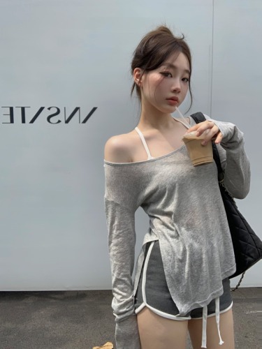 Real shot of casual hot girl with slightly see-through slits, versatile long-sleeved sunscreen T-shirt + beautiful back and chest padded underwear vest