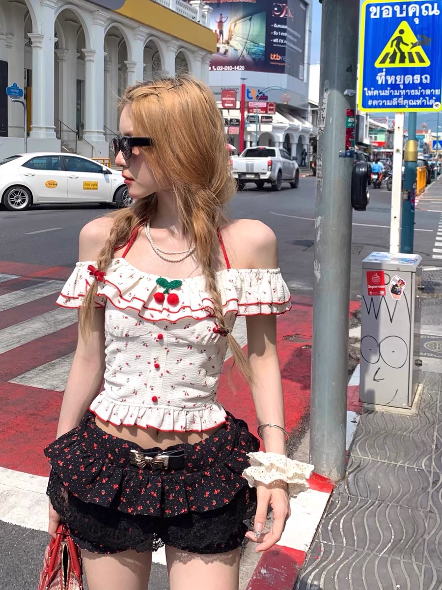 南理香=甜漬櫻桃 櫻桃小飛袖掛脖一字肩t恤女夏白色吊帶短款上衣