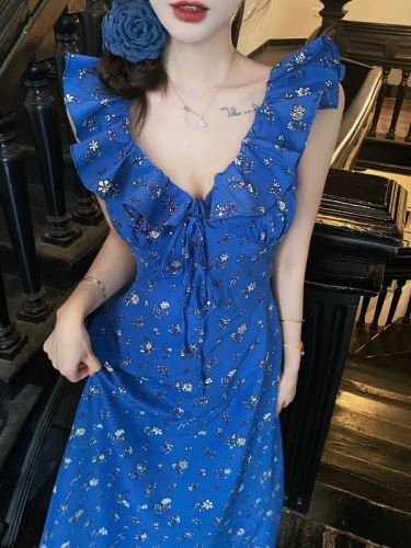 实拍法式设计克莱茵蓝的显白浪漫碎花系带V领度假连衣裙
