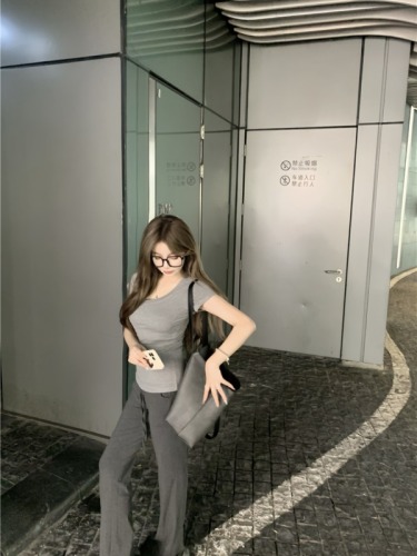Real shot of hourglass tee that effortlessly shows off your figure and pinches the waist, three-color tee casual pants suit