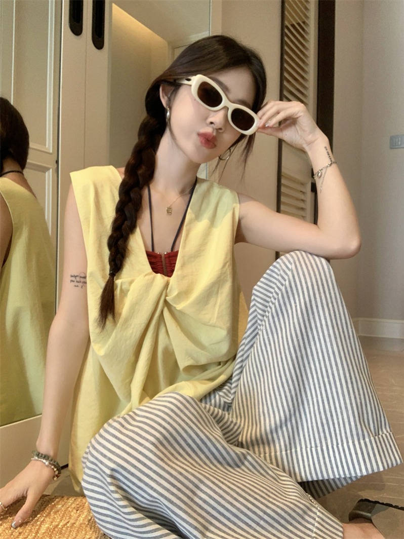 Photographed Korean-style gentle dress code, back bow blouse, wide-leg striped pants set