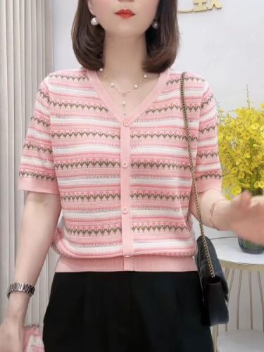 A 200-pound woman can wear this year's popular floral short-sleeve T-shirt for women, summer V-neck unique ice silk top, loose faux open sweater.