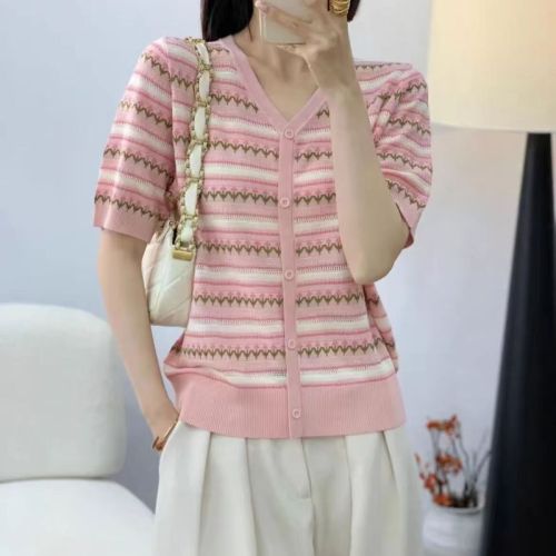 A 200-pound woman can wear this year's popular floral short-sleeve T-shirt for women, summer V-neck unique ice silk top, loose faux open sweater.