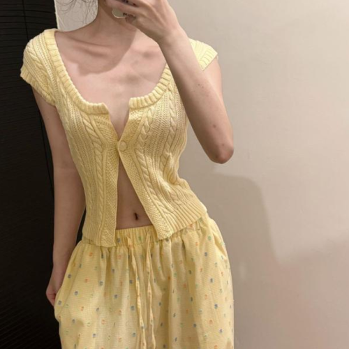 2024 new pure desire sweet V-neck yellow short-sleeved sweater summer new slim single-breasted cardigan top
