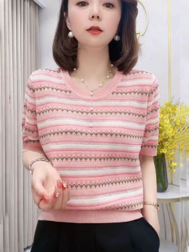 A 200-pound woman can wear this year's popular floral short-sleeve T-shirt for women, summer V-neck unique ice silk top, loose faux open sweater.