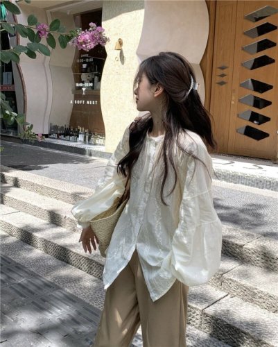 春秋新款法式复古奶油米蕾丝刺绣褶皱设计感温柔灯笼袖衬衫