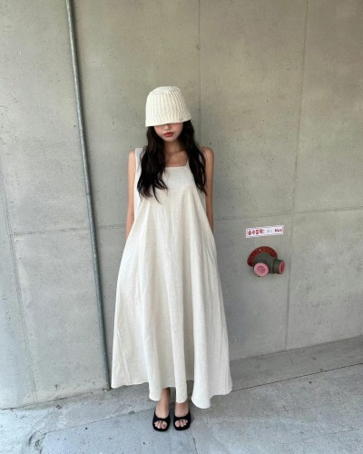 Loose sleeveless full skirt dress