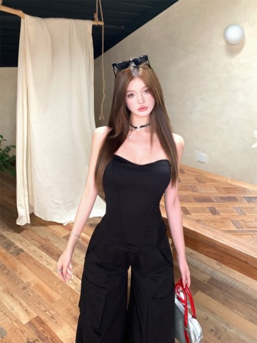 Real shot!  Hot girl with sexy temperament, slim tube top, American retro loose wide-leg overalls suit