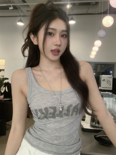 Real shot of hot girl wearing camisole, slim-fitting printed short sleeveless top