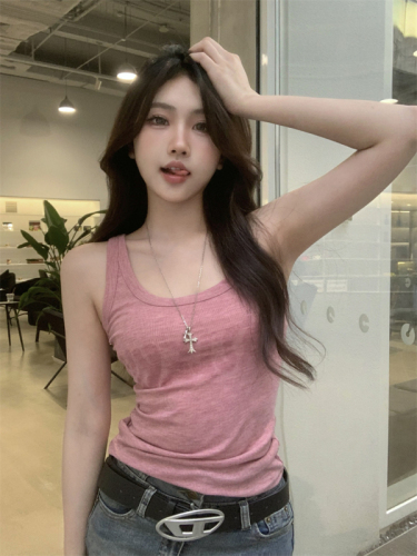 Real shot of hot girl wearing camisole, slim-fitting printed short sleeveless top