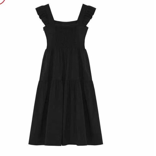 Black dress with square neck straps and small flying sleeves. Summer slimming mid-length skirt for small people.