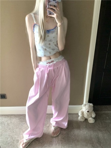 Real shot of a cool summer girl's retro suspenders + loose, casual and fashionable wide-leg pants