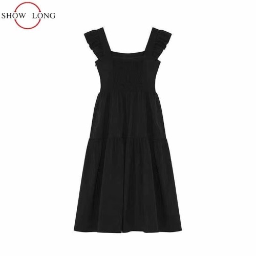 Black dress with square neck straps and small flying sleeves. Summer slimming mid-length skirt for small people.