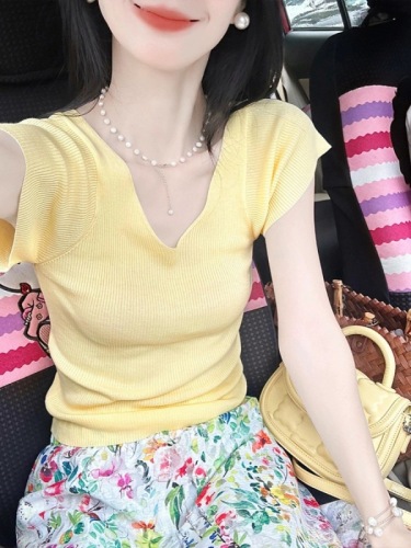 黄色V领正肩冰丝针织短袖T恤女夏季修身小飞袖辣妹短款甜辣小上衣