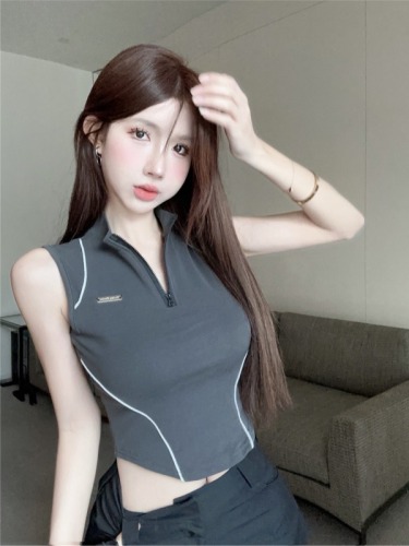 Real shot of high-end sports vest with American design lines, sweet and cool hot girl top for women in summer