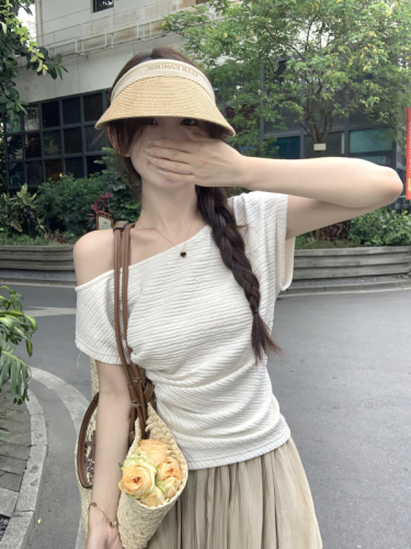 斜肩肌理感韩版短袖T恤女装夏季修身露肩内搭卡其色气质chic上衣
