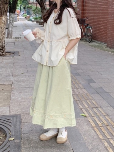 Real shot ~ Japanese round neck spliced ​​lace slimming shirt + versatile small fresh milk green skirt