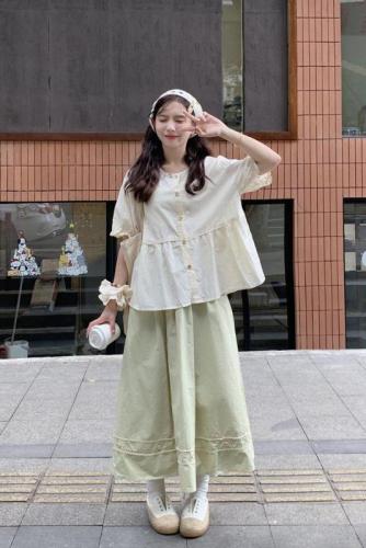 Real shot ~ Japanese round neck spliced ​​lace slimming shirt + versatile small fresh milk green skirt